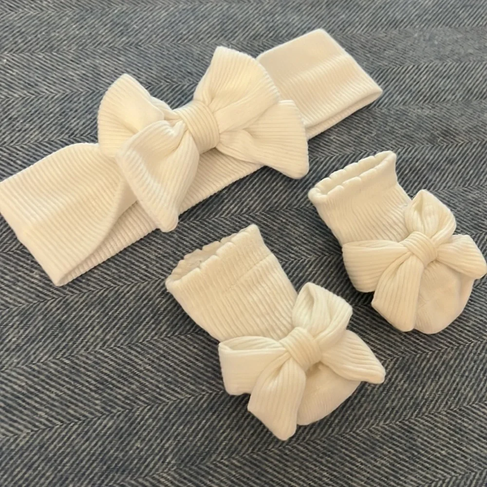 Newborn Booties & Bow Ivory - Picture 2 of 3